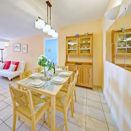 Muralla Roja-1 By Interhome * كاليبي